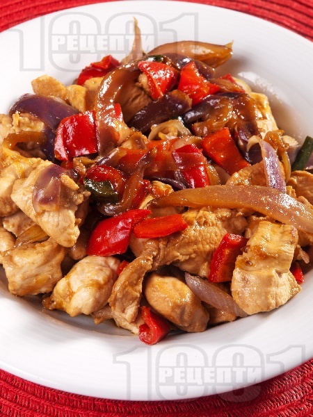 Задушени пилешки хапки от гърди с къри и зеленчуци (лук и червени чушки) на тиган - снимка на рецептата